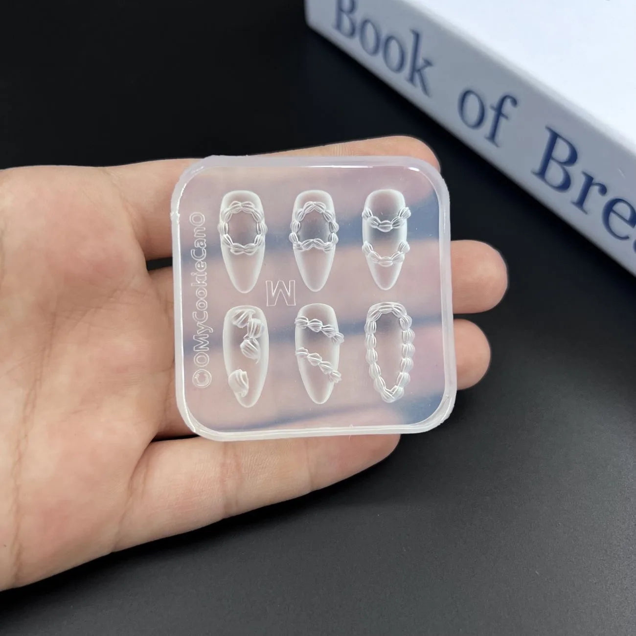 New 1PCS Devil's Flower Nail Art Mold 3D Carving Curved Lily Flower Transparent Nail Art Decorations DIY Silicone Template