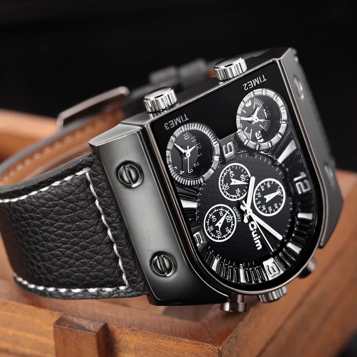 Oulm 9315 Men's Three Time Zone Watch Casual Leather Strap Wristwatch Unique Design Outdoor Sports Male Clock Watches