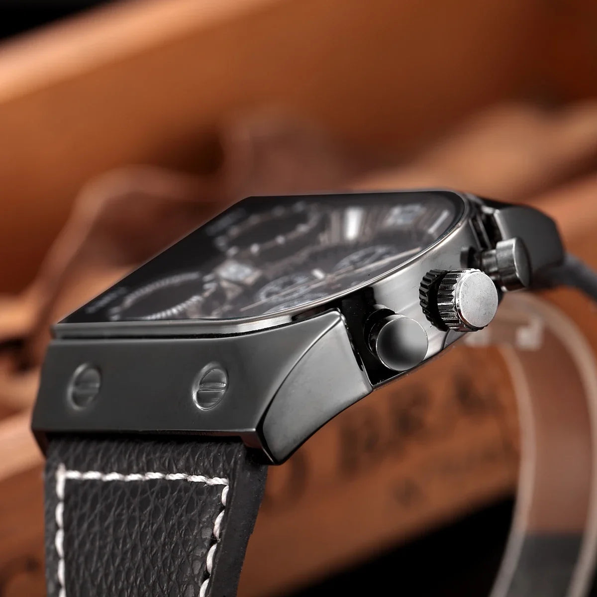 Oulm 9315 Men's Three Time Zone Watch Casual Leather Strap Wristwatch Unique Design Outdoor Sports Male Clock Watches